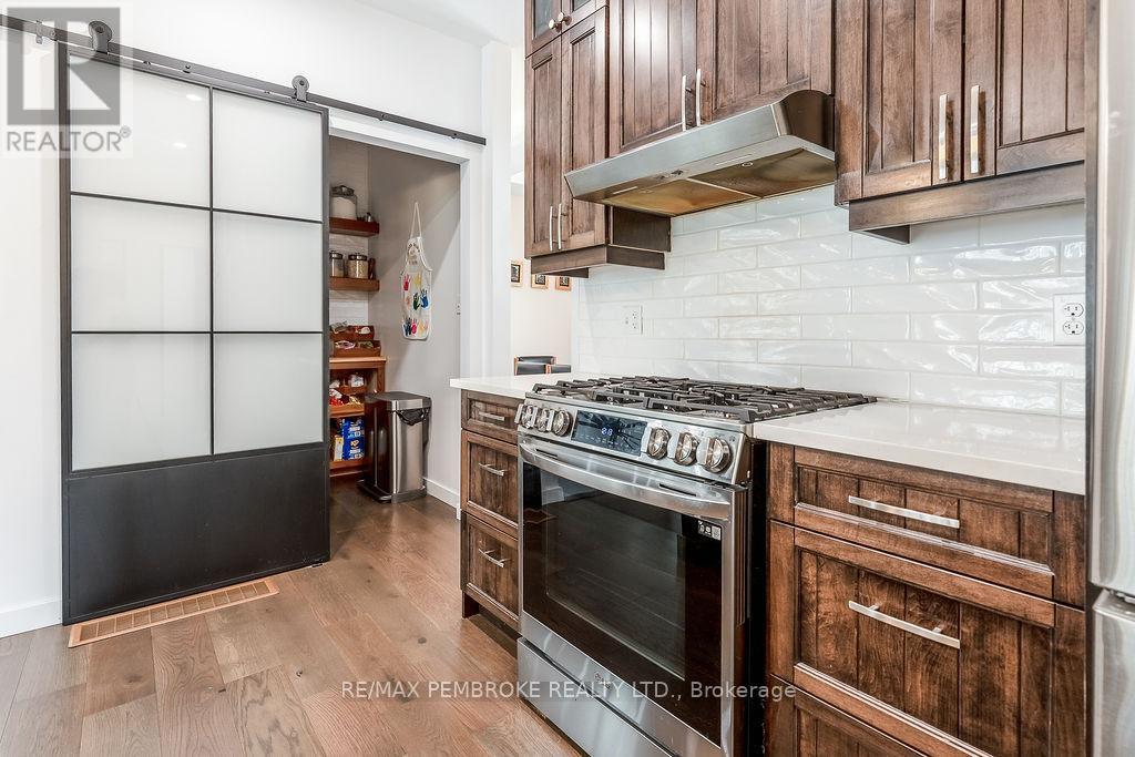 9 Smith Street, Whitewater Region, Ontario  K0J 1C0 - Photo 11 - X12078029