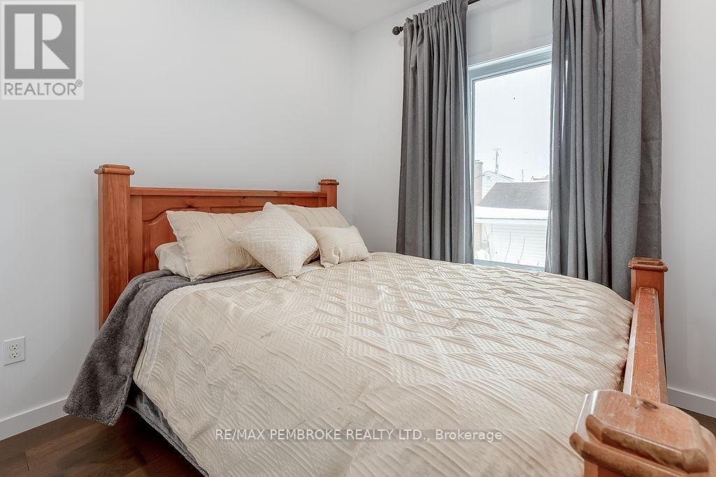 9 Smith Street, Whitewater Region, Ontario  K0J 1C0 - Photo 17 - X12078029