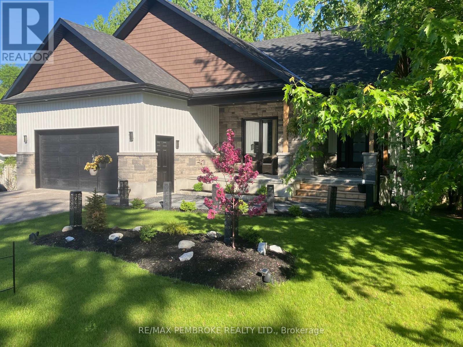 9 Smith Street, Whitewater Region, Ontario  K0J 1C0 - Photo 1 - X12078029