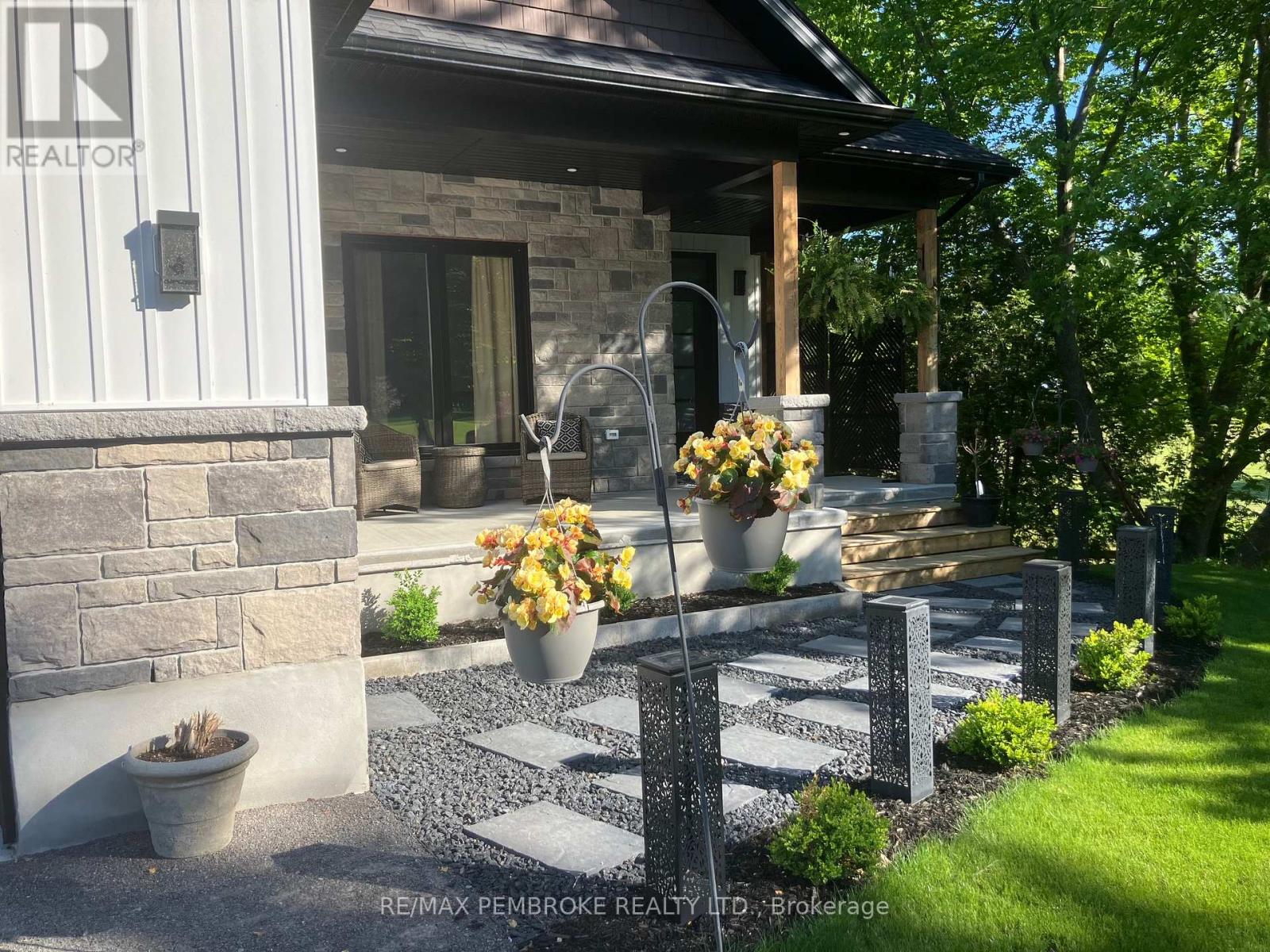 9 Smith Street, Whitewater Region, Ontario  K0J 1C0 - Photo 3 - X12078029