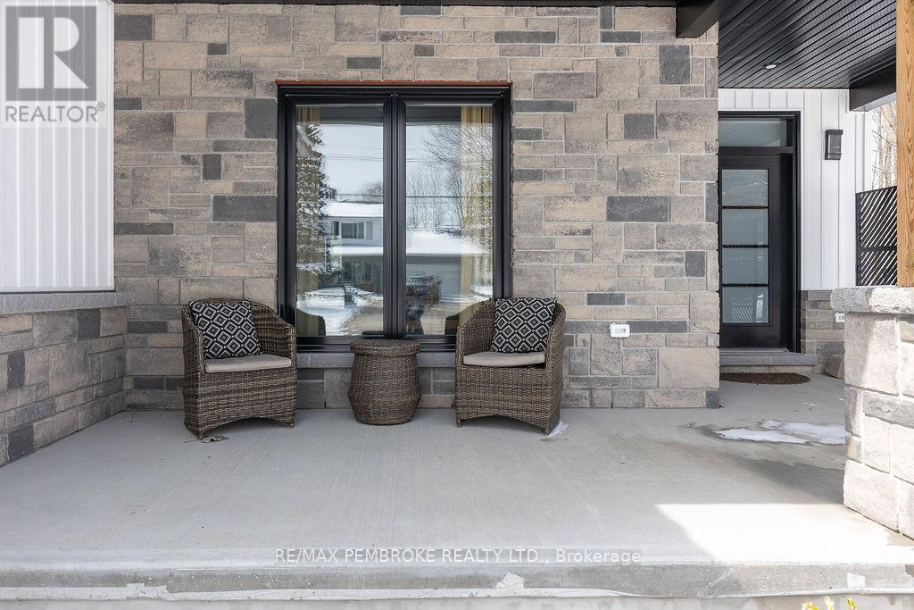 9 Smith Street, Whitewater Region, Ontario  K0J 1C0 - Photo 31 - X12078029