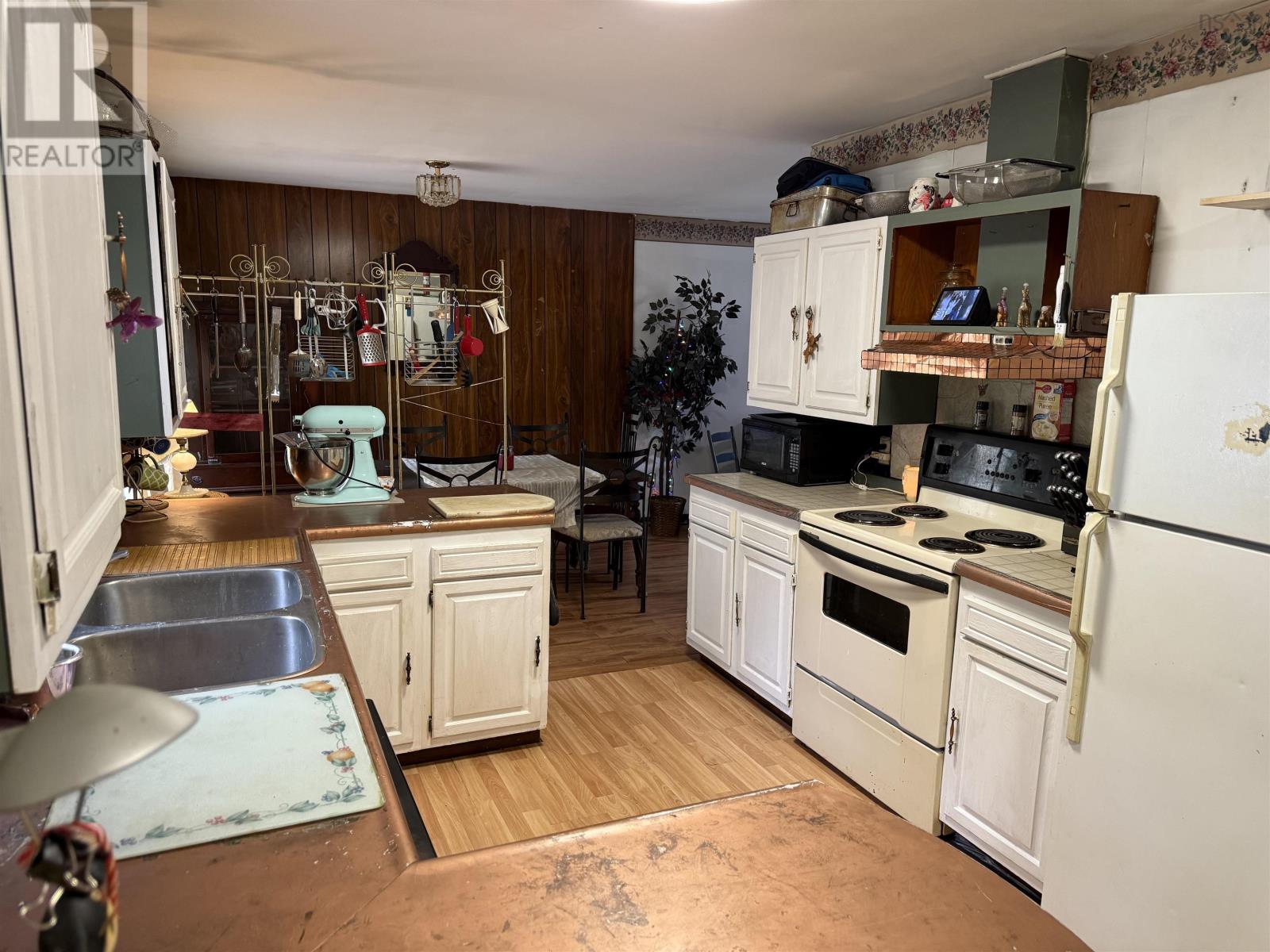 Property at 93 Parkdale Avenue image 5