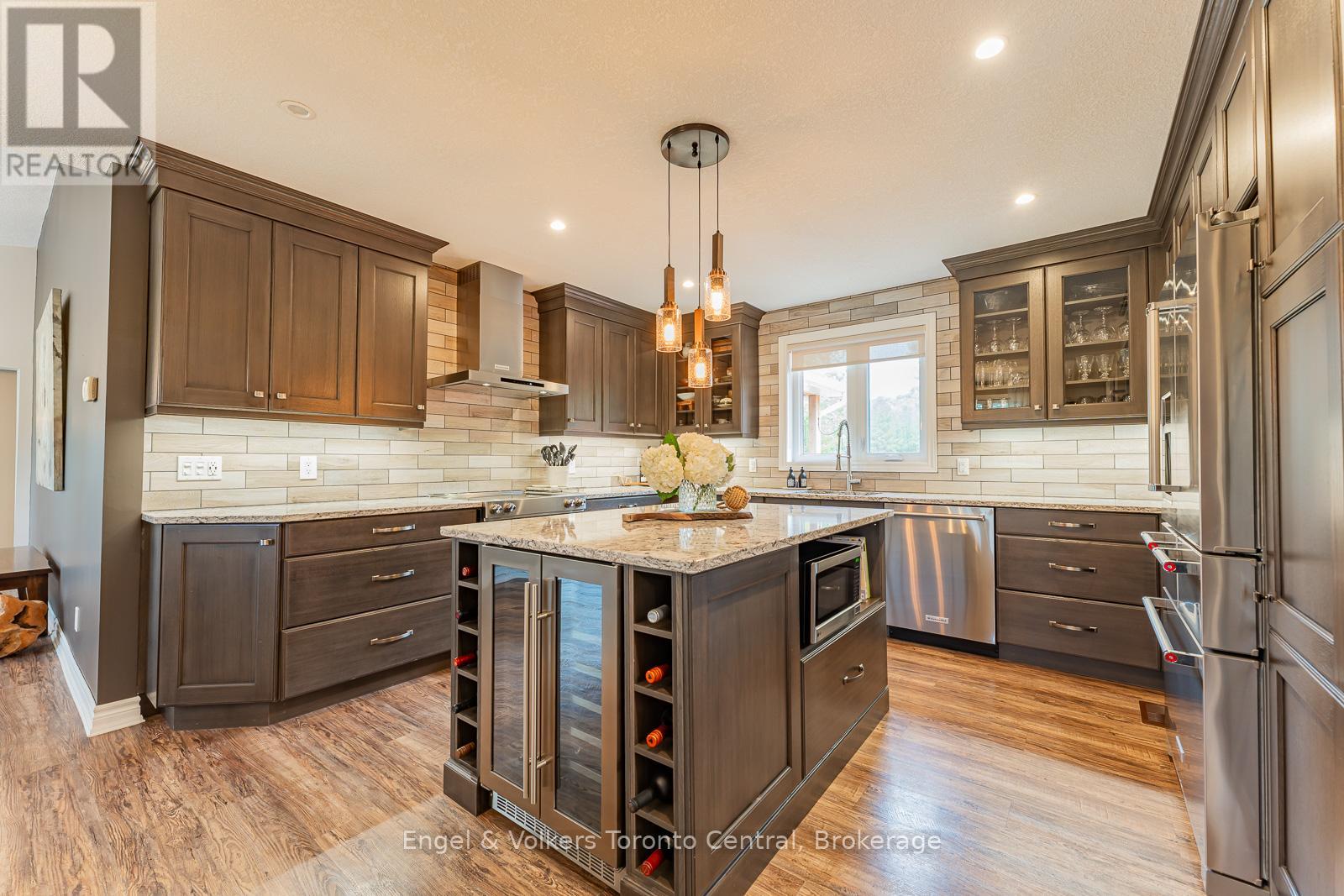 242 Somers Street, Georgian Bluffs, Ontario  N4K 6V5 - Photo 10 - X12047467