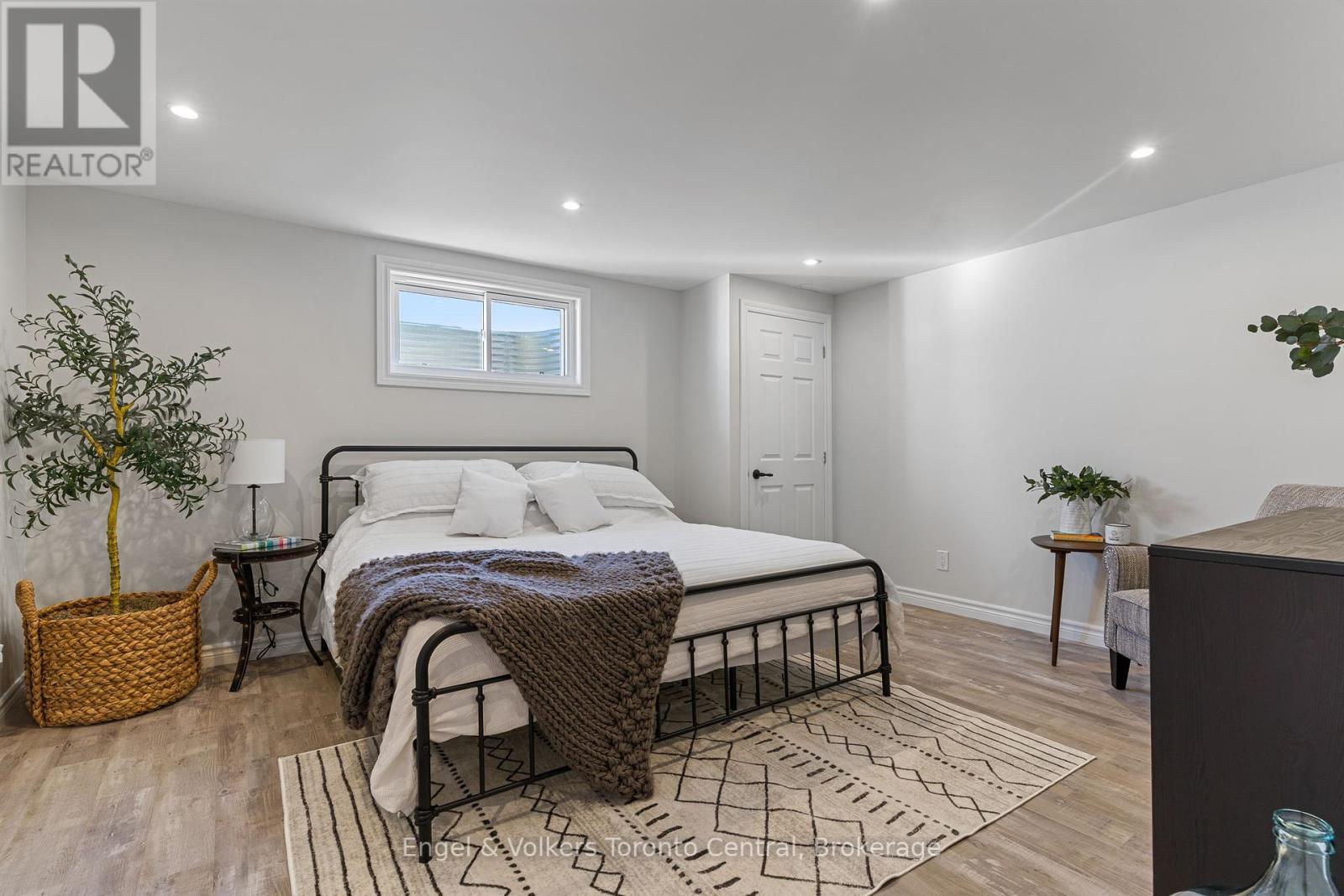 242 Somers Street, Georgian Bluffs, Ontario  N4K 6V5 - Photo 35 - X12047467
