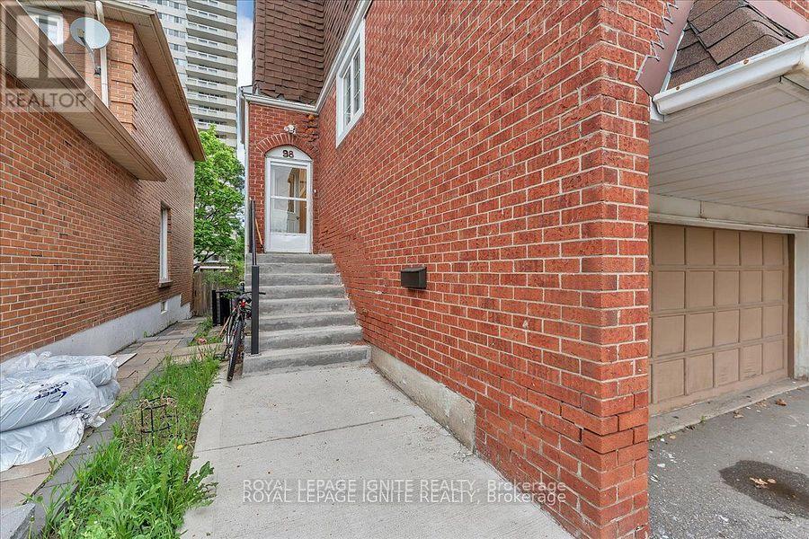 98 Sheldrake Court, Brampton, Ontario  L6Y 2W9 - Photo 2 - W12177364