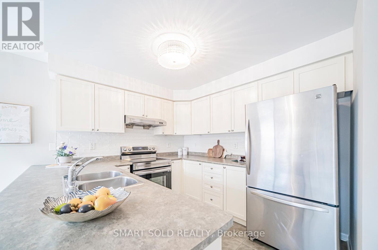 31 Fitzwilliam Avenue, Richmond Hill, Ontario  L4E 4N8 - Photo 10 - N12177954