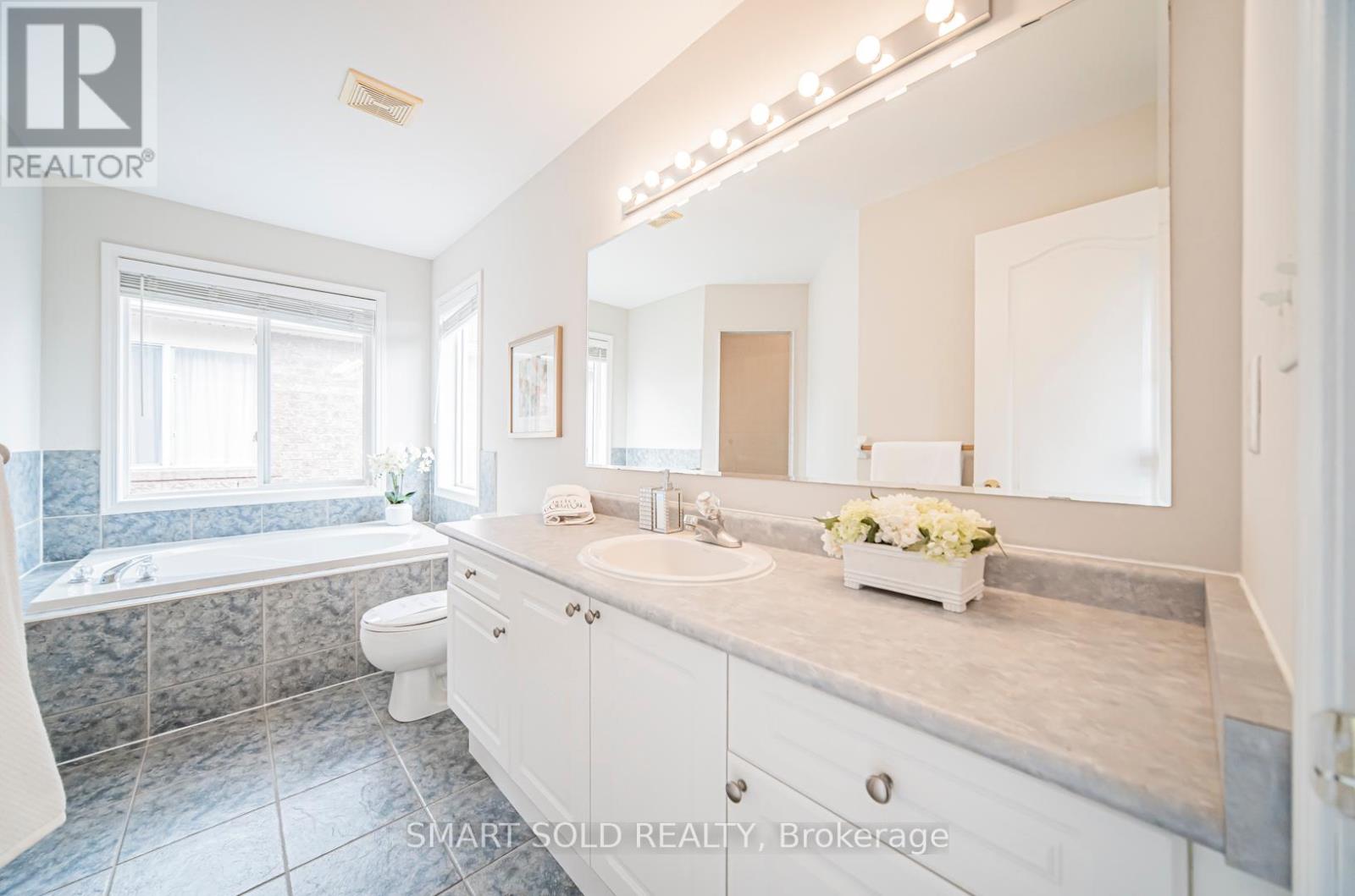 31 Fitzwilliam Avenue, Richmond Hill, Ontario  L4E 4N8 - Photo 25 - N12177954