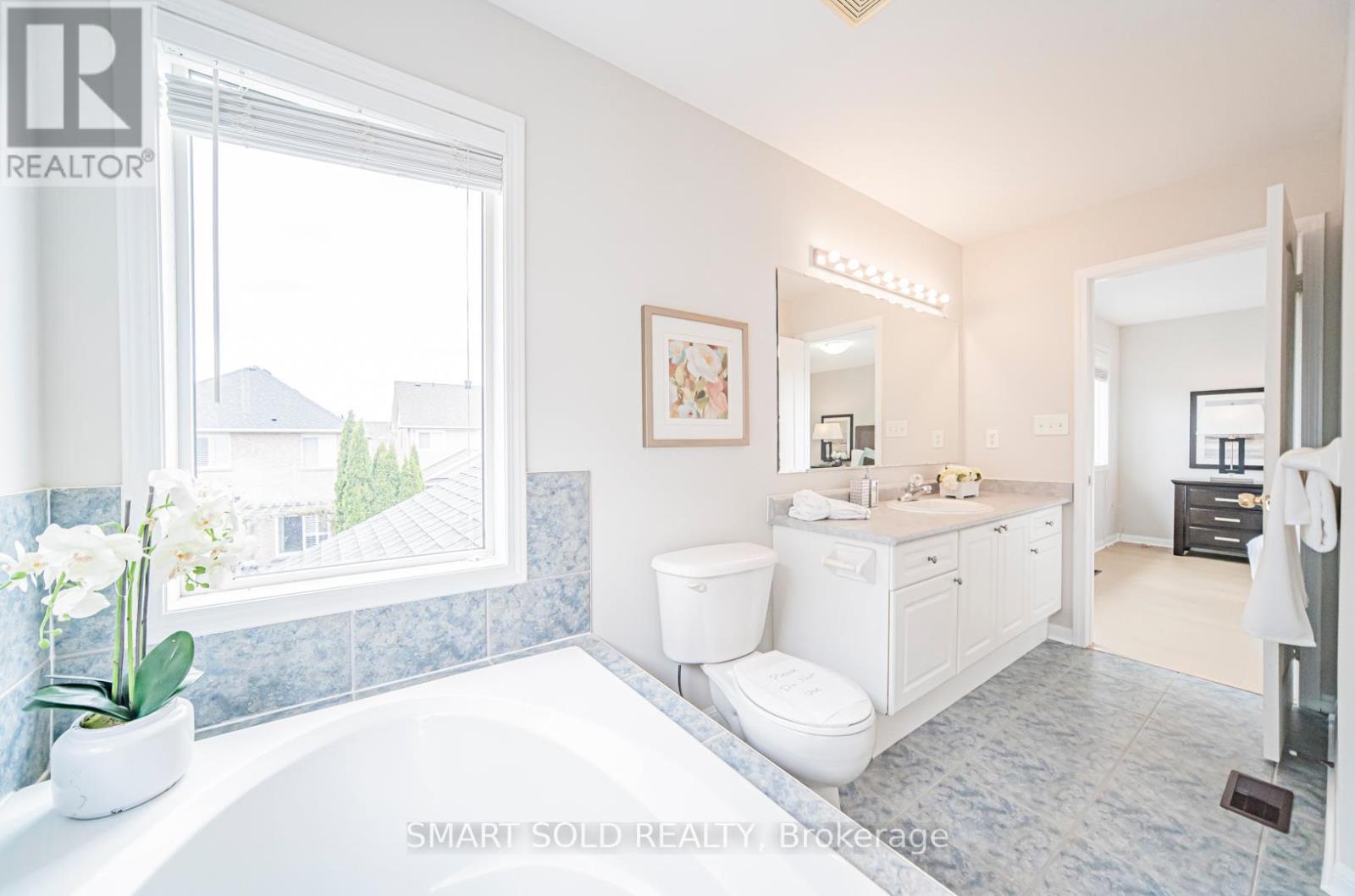 31 Fitzwilliam Avenue, Richmond Hill, Ontario  L4E 4N8 - Photo 26 - N12177954