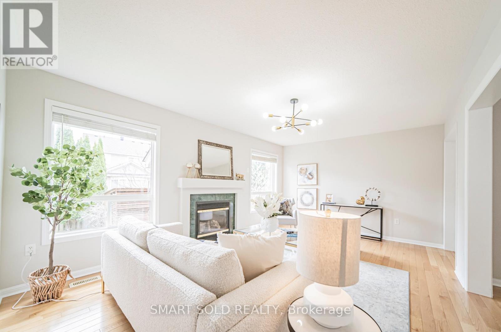 31 Fitzwilliam Avenue, Richmond Hill, Ontario  L4E 4N8 - Photo 7 - N12177954
