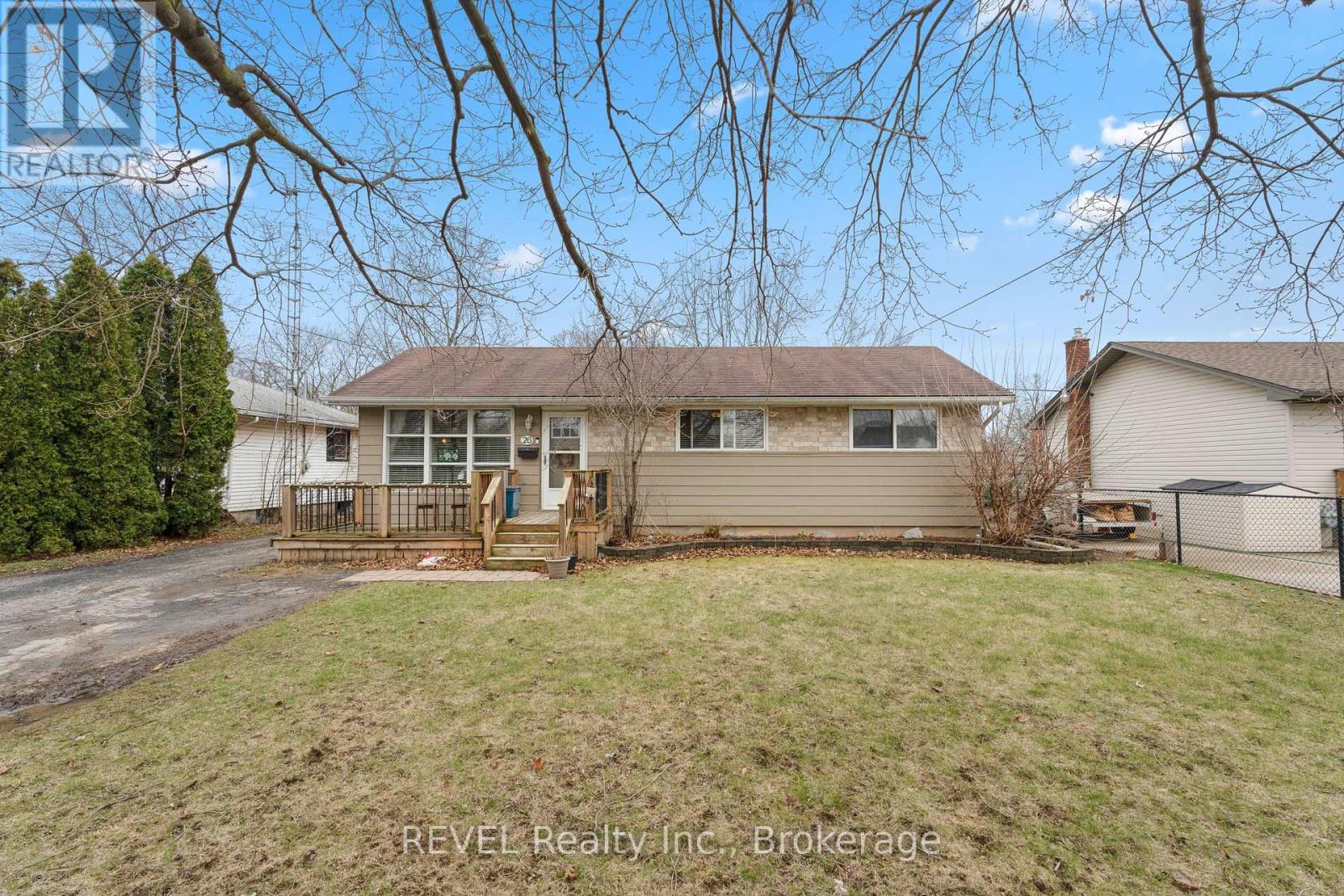 26 Roseland Avenue, St. Catharines, Ontario  L2M 5Z2 - Photo 2 - X12088810