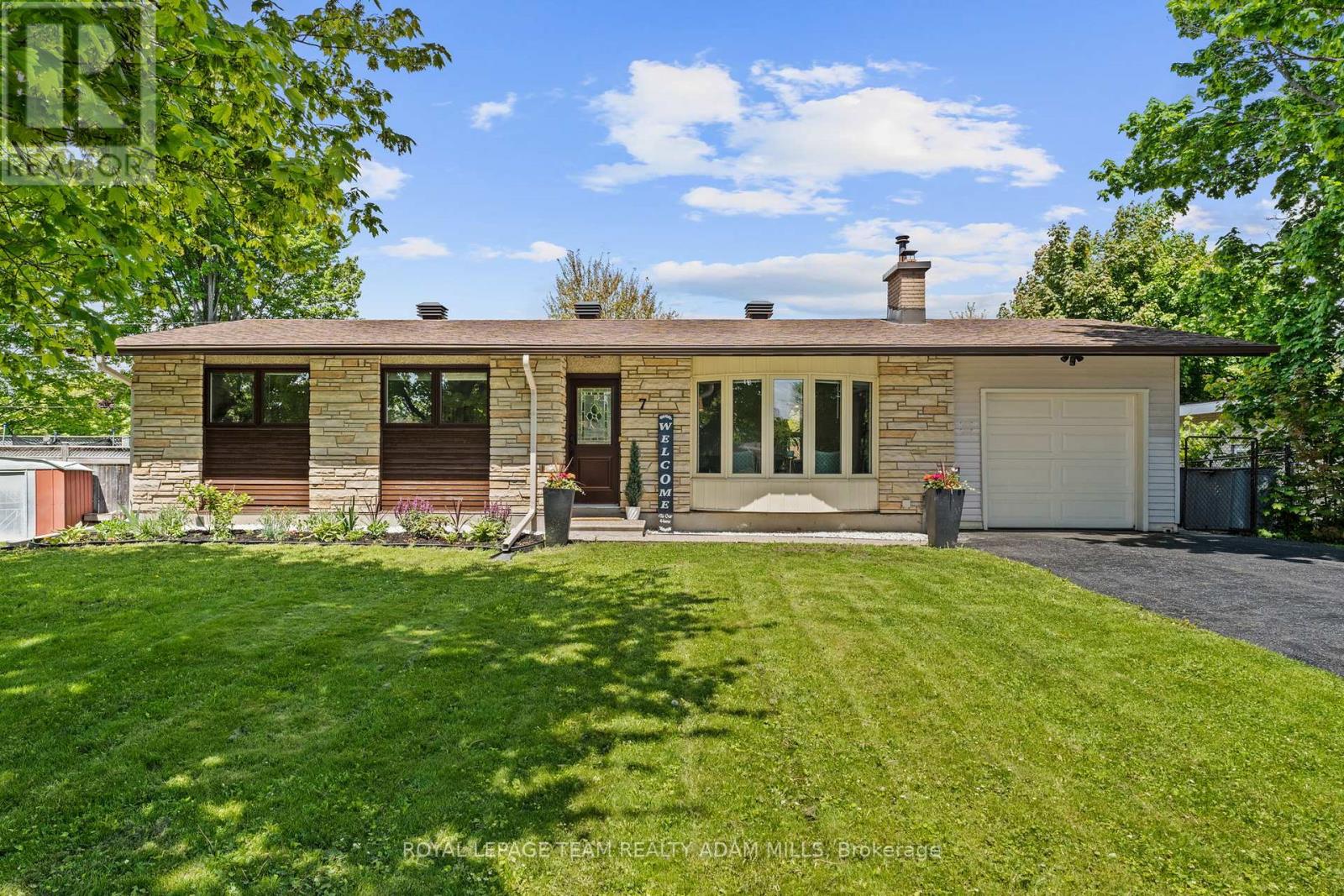 7 Elterwater Avenue, Ottawa, Ontario  K2H 5J1 - Photo 1 - X12178021
