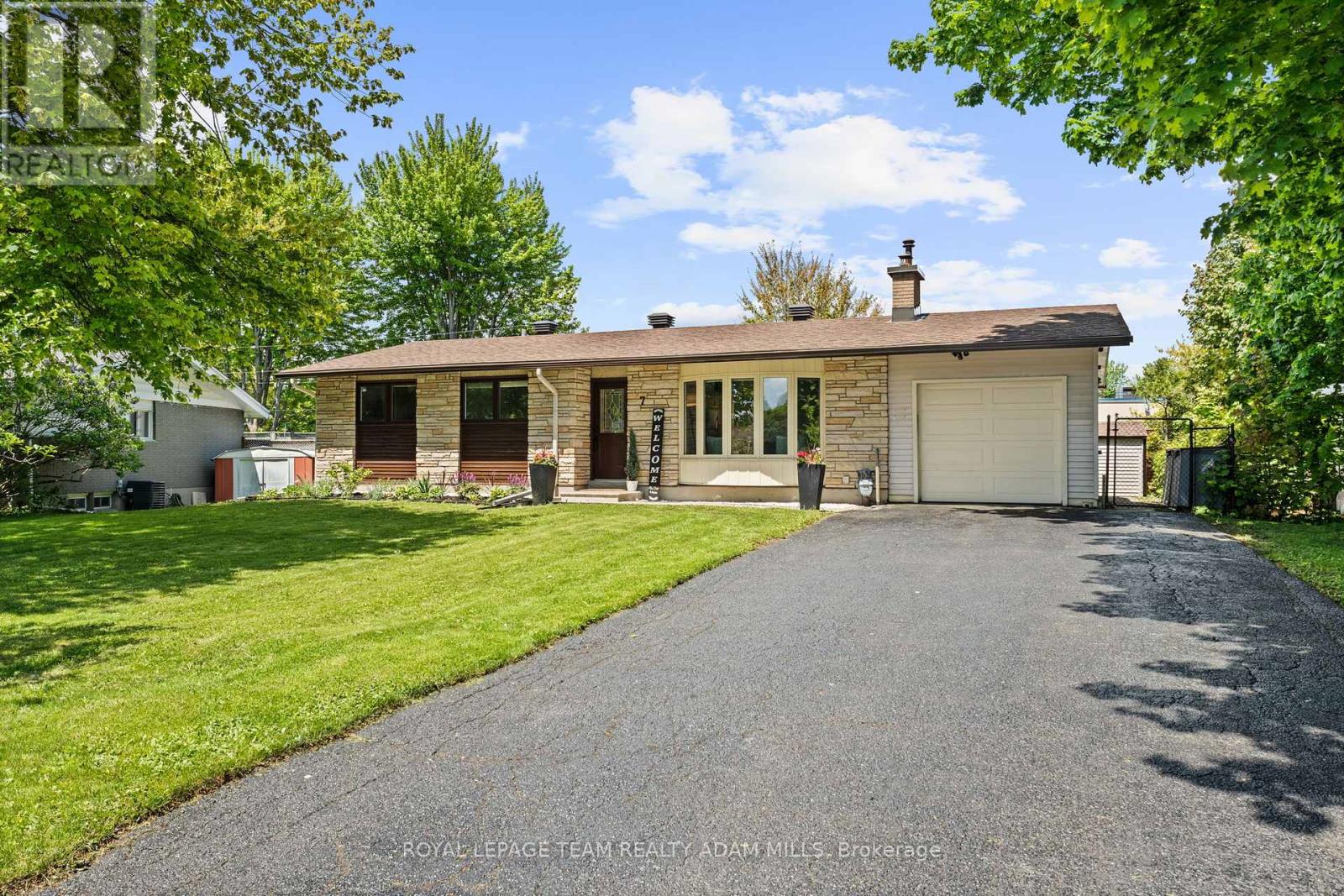 7 Elterwater Avenue, Ottawa, Ontario  K2H 5J1 - Photo 2 - X12178021