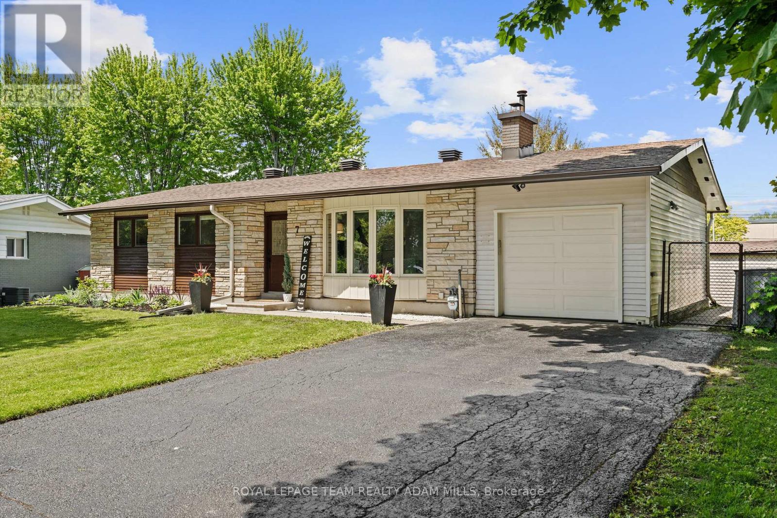 7 Elterwater Avenue, Ottawa, Ontario  K2H 5J1 - Photo 3 - X12178021