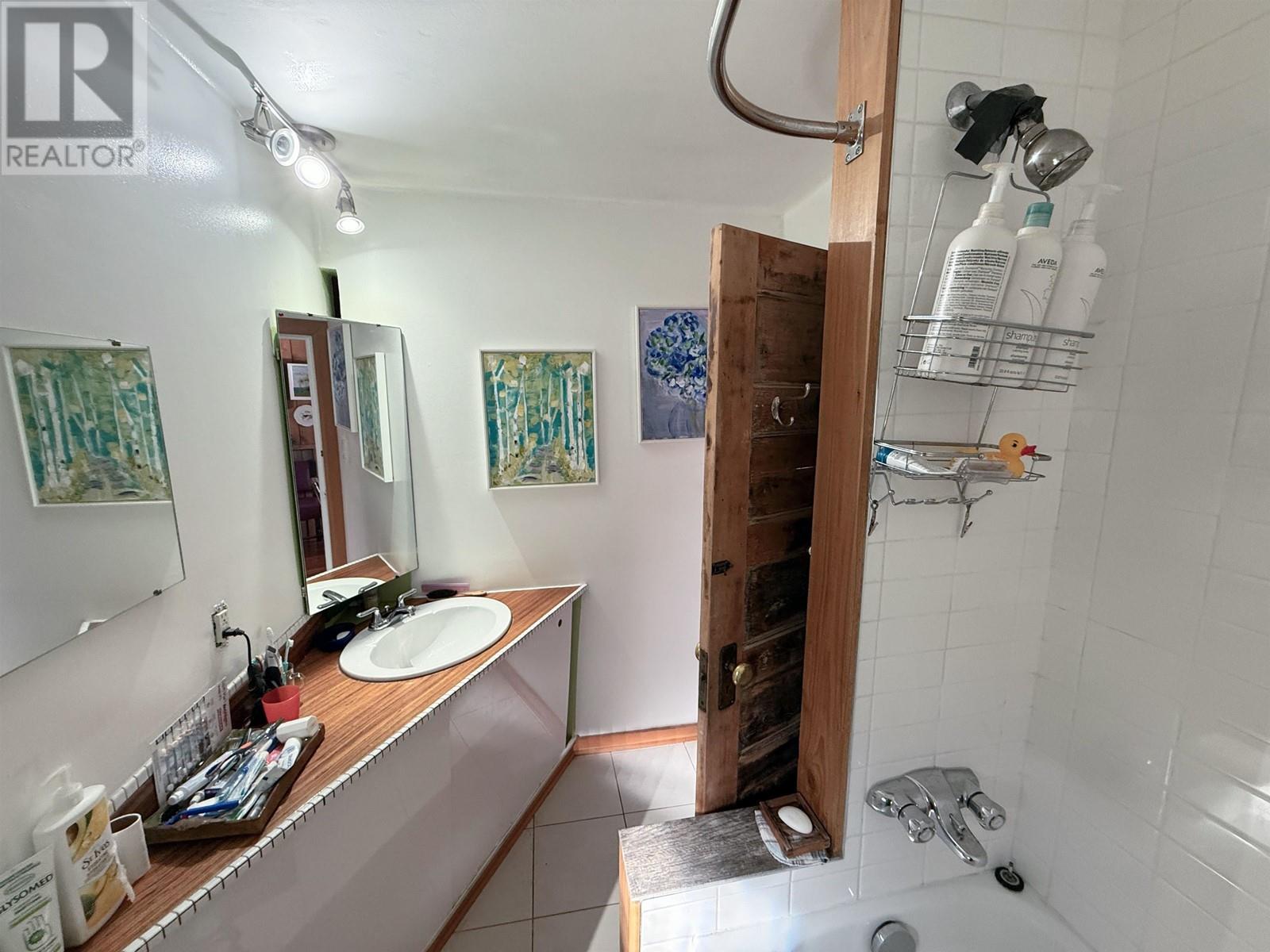 Listing Picture 10 of 14 : 3813 W 15TH AVENUE, Vancouver / 溫哥華 - 魯藝地產 Yvonne Lu Group - MLS Medallion Club Member