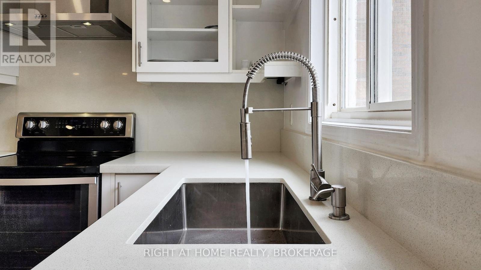 371 Fairgate Way, Oakville, Ontario  L6H 6Y1 - Photo 15 - W12136225