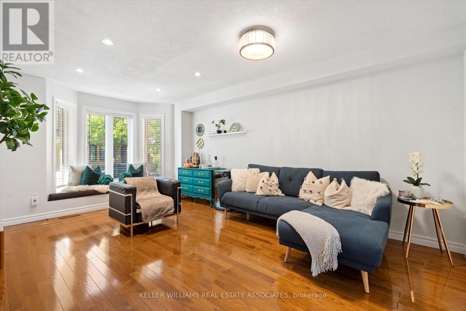 43 Viella Street, Toronto, Ontario  M6N 5C6 - Photo 4 - W12178003