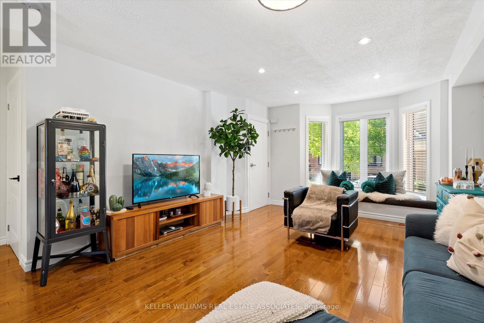 43 Viella Street, Toronto, Ontario  M6N 5C6 - Photo 6 - W12178003