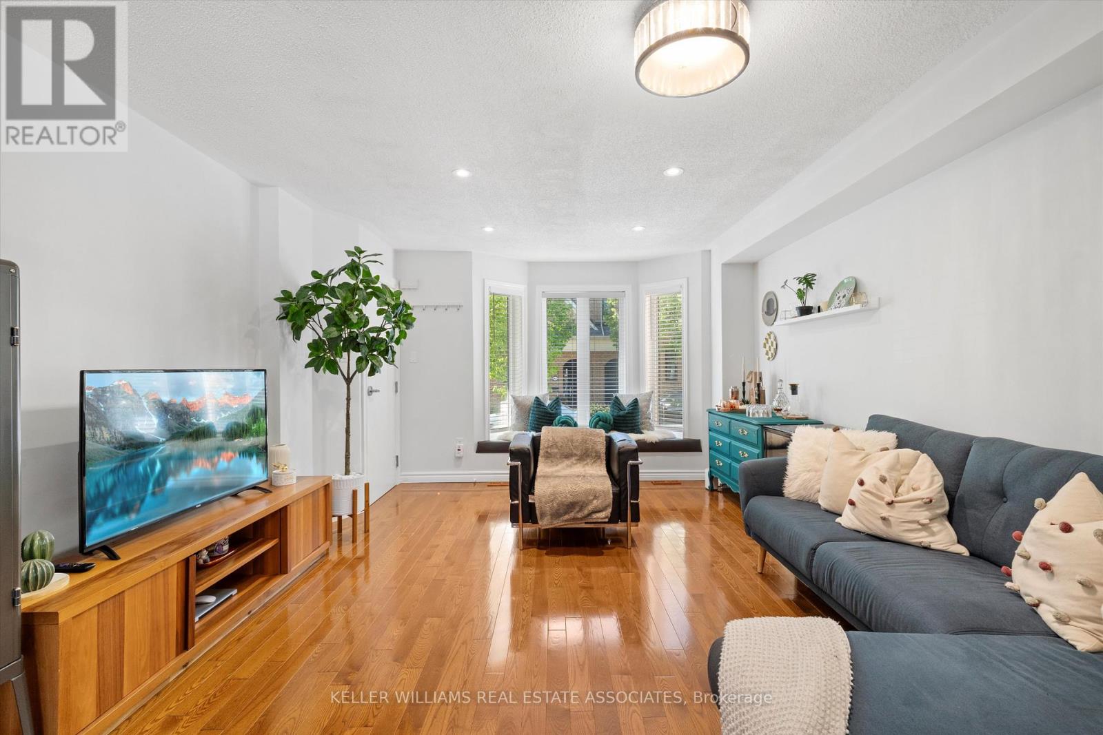 43 Viella Street, Toronto, Ontario  M6N 5C6 - Photo 7 - W12178003