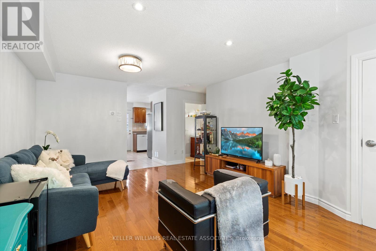 43 Viella Street, Toronto, Ontario  M6N 5C6 - Photo 8 - W12178003