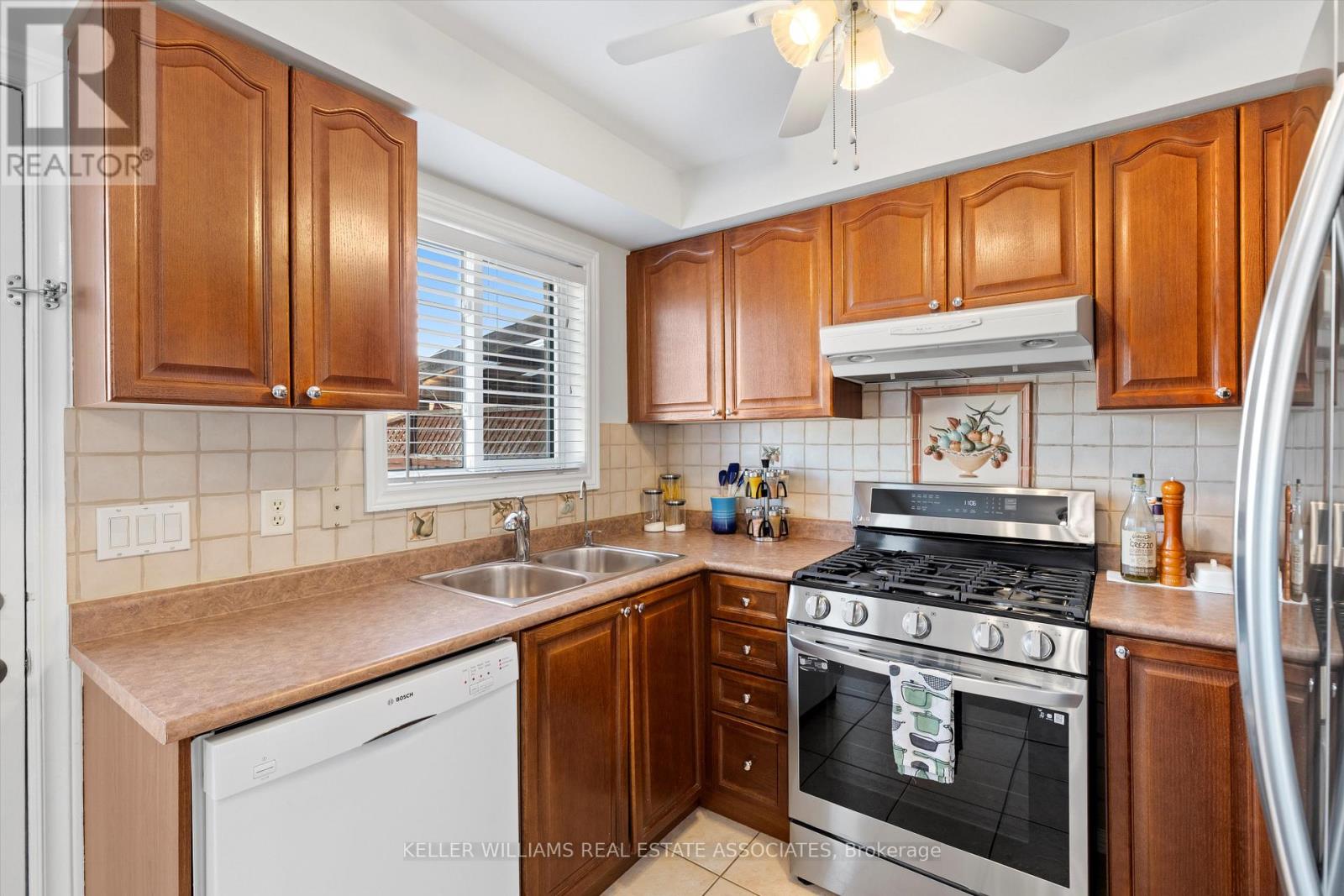 43 Viella Street, Toronto, Ontario  M6N 5C6 - Photo 9 - W12178003