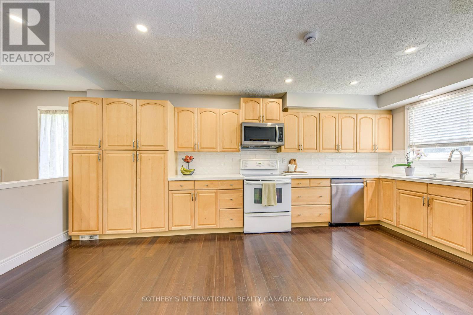 6187 Townwood Court, Mississauga, Ontario  L5N 2L4 - Photo 10 - W12178072