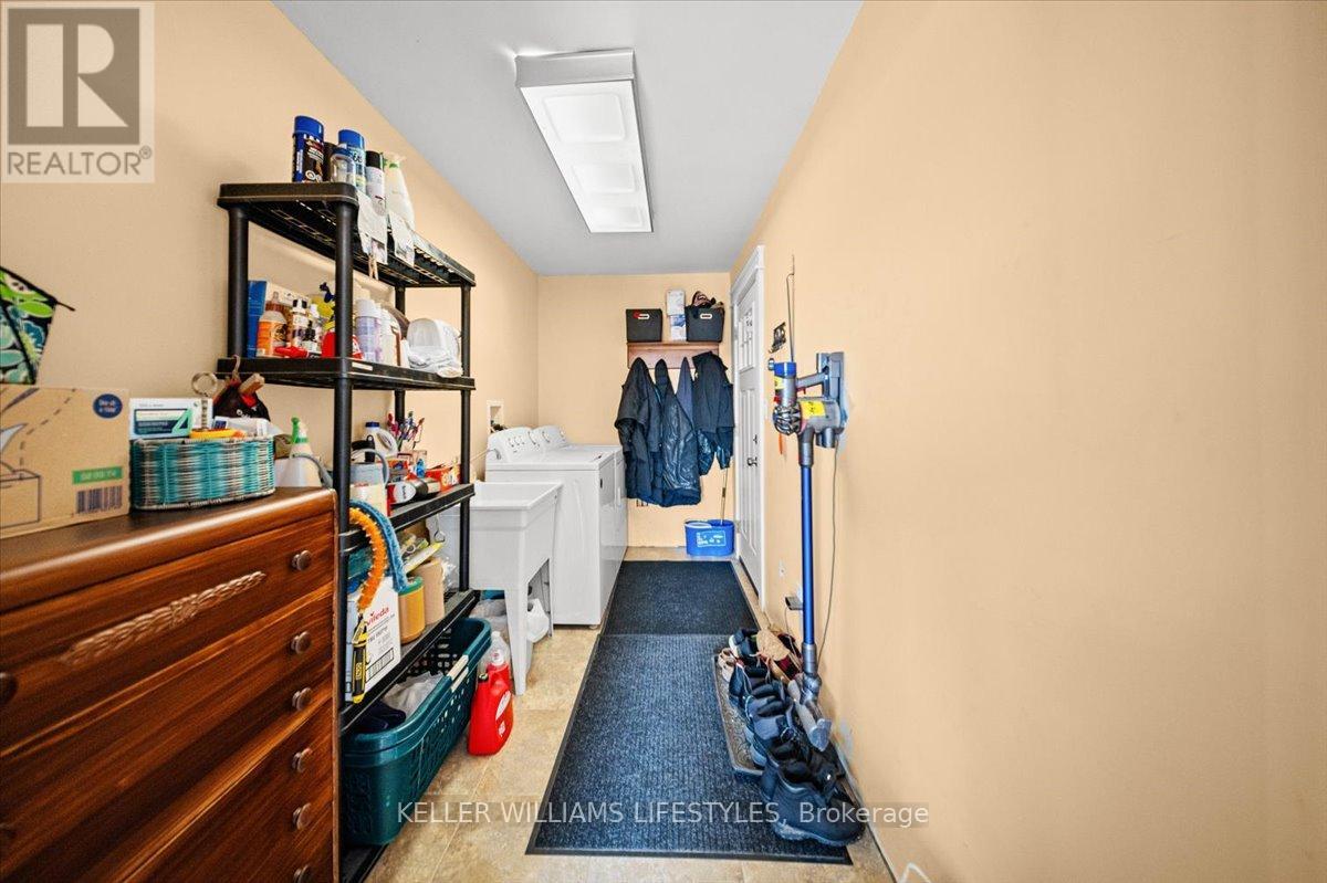 4609 Douglas Line, Plympton-Wyoming, Ontario  N0N 1J5 - Photo 15 - X12178202
