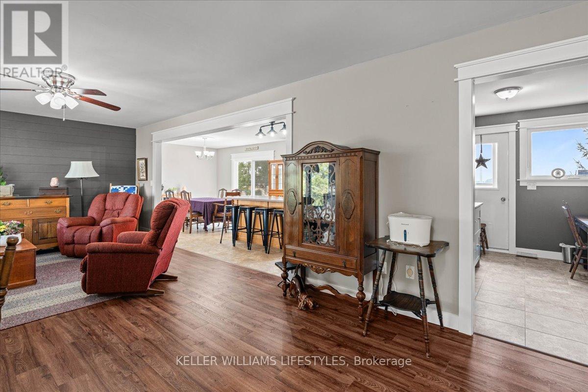 4609 Douglas Line, Plympton-Wyoming, Ontario  N0N 1J5 - Photo 9 - X12178202