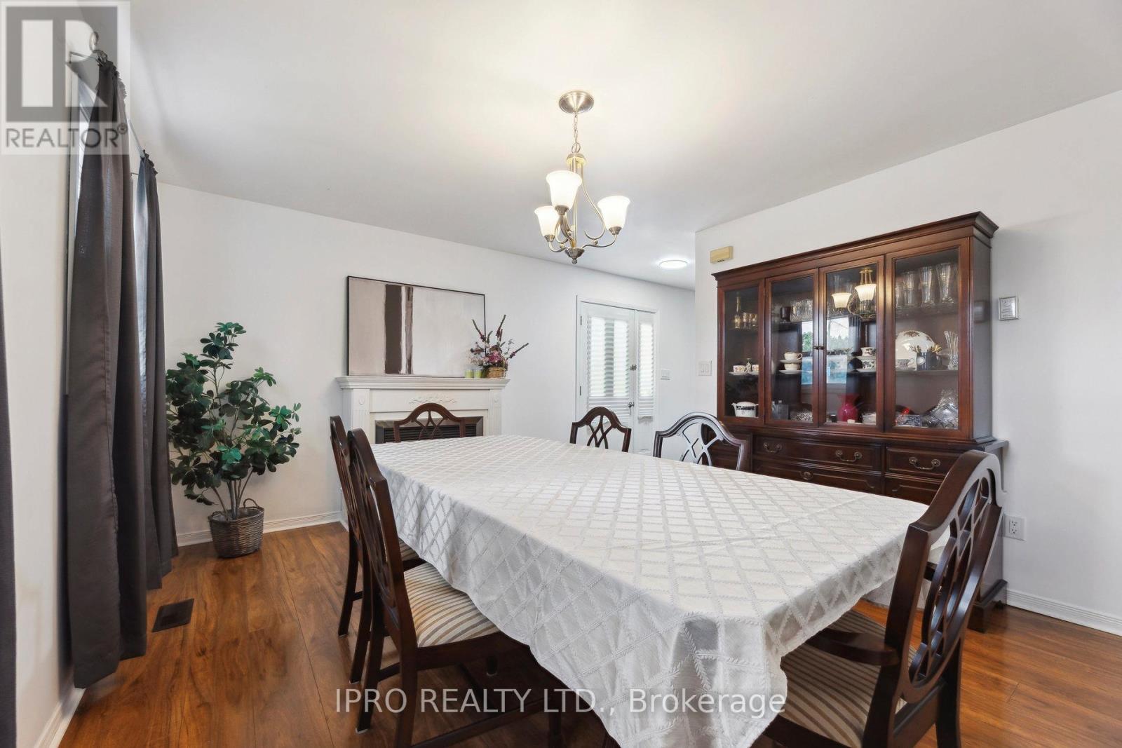 Property at 186 DUNDAS STREET W image 4