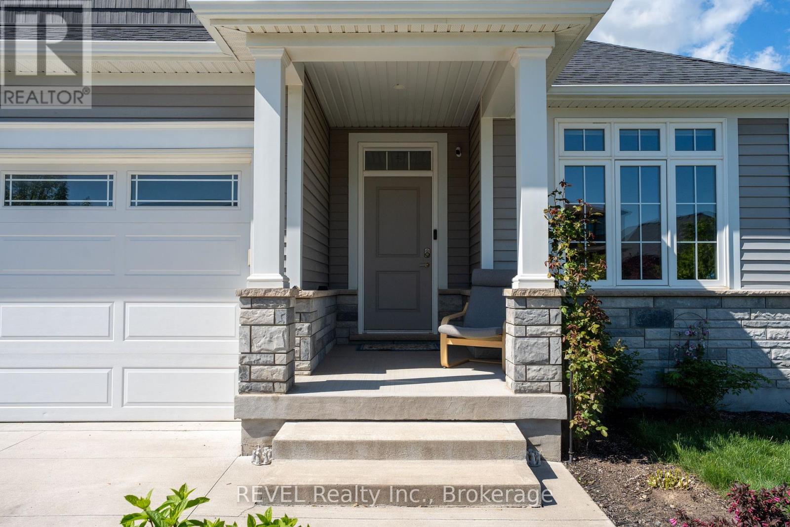8 Hopkins Street, Thorold (Hurricane/merrittville), Ontario  L2V 0E6 - Photo 6 - X12154775