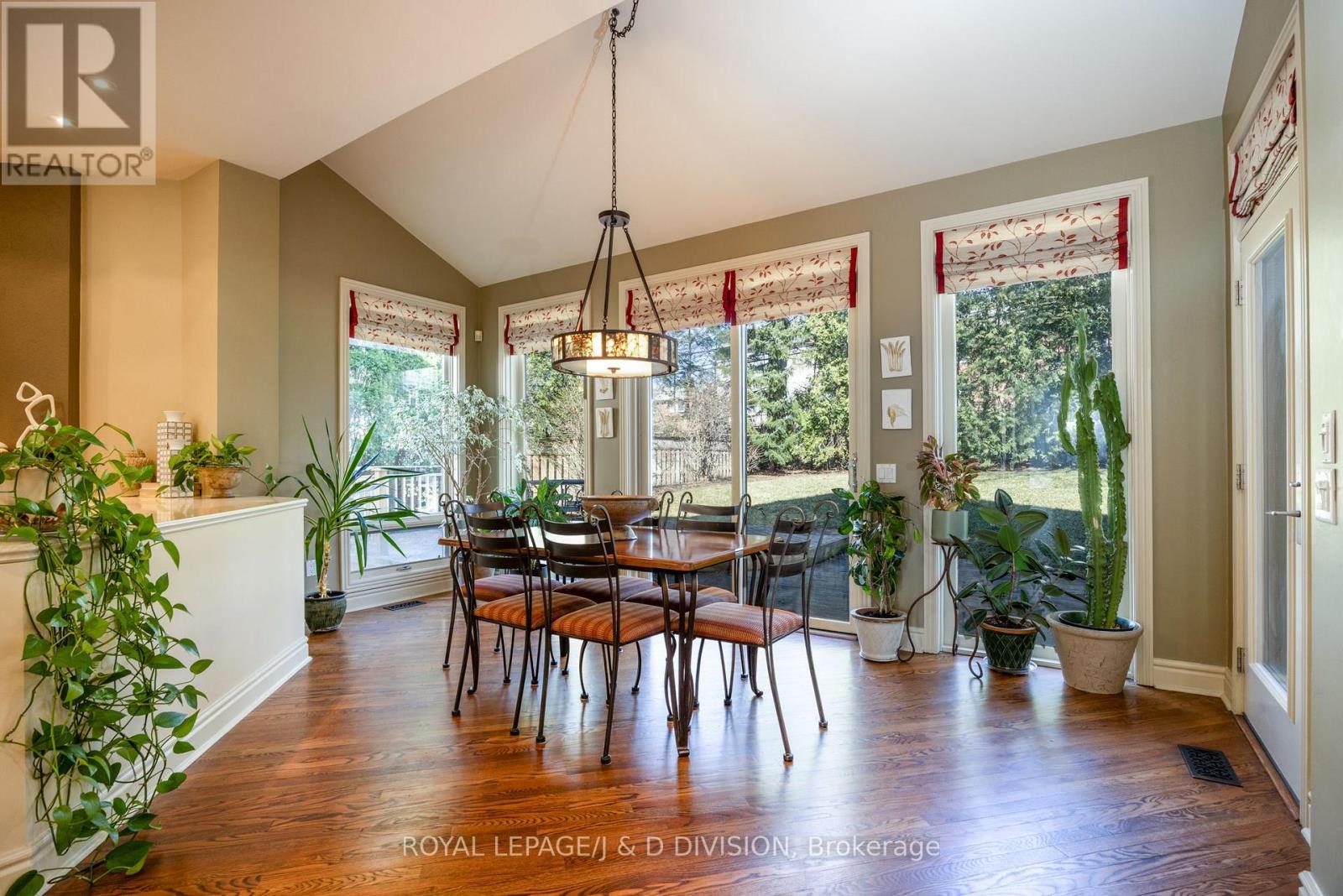 42 Munro Boulevard, Toronto, Ontario  M2P 1B9 - Photo 9 - C12125839