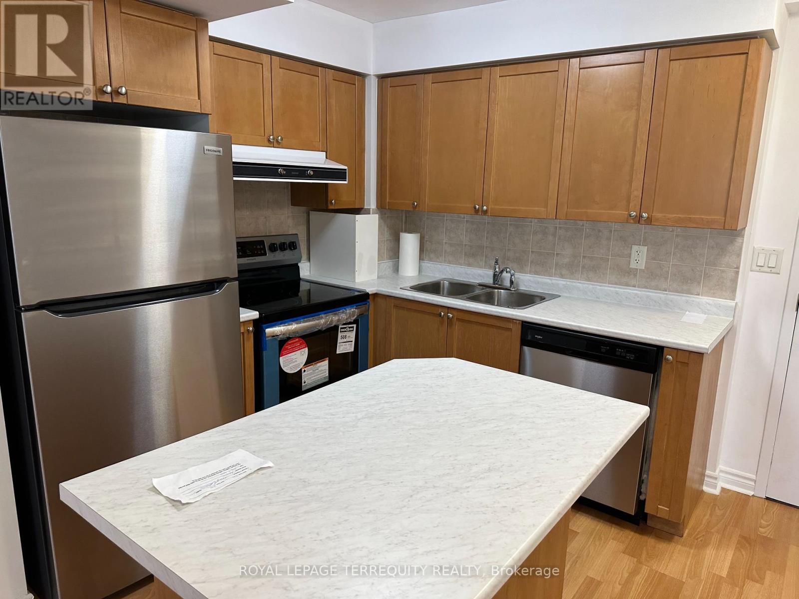 831 - 3888 Duke Of York Boulevard, Mississauga, Ontario  L5B 4P5 - Photo 3 - W12178266