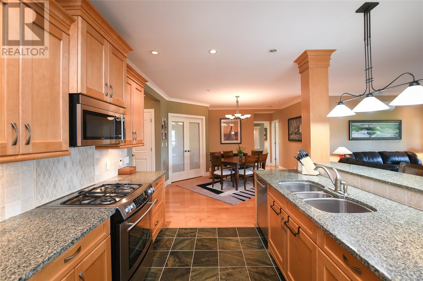 203 1720 Beaufort Ave, Comox, British Columbia  V9M 1R7 - Photo 4 - 1001370