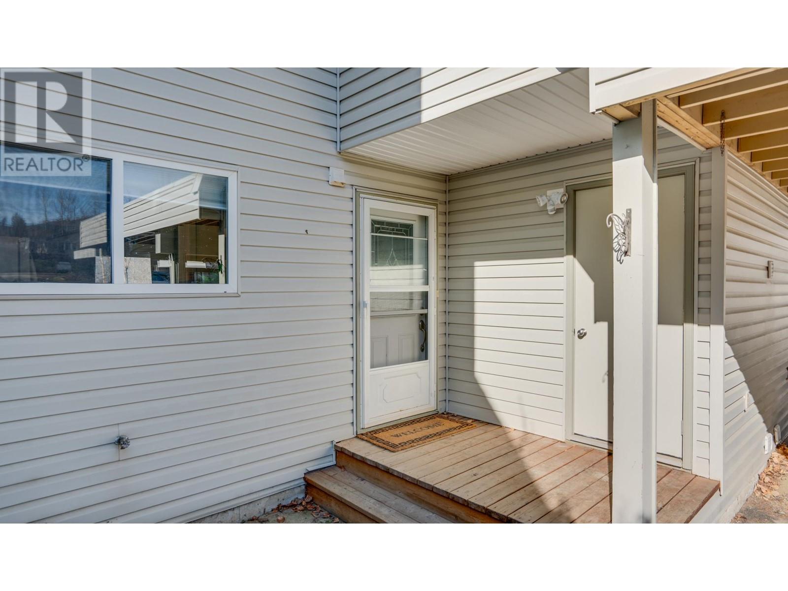 563 24 Street Ne, Salmon Arm, British Columbia  V1E 2K2 - Photo 3 - 10347897