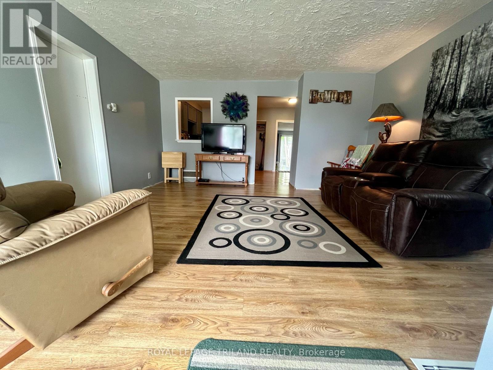 8444 Townsend Line, Lambton Shores, Ontario  N0M 1B0 - Photo 4 - X12178391