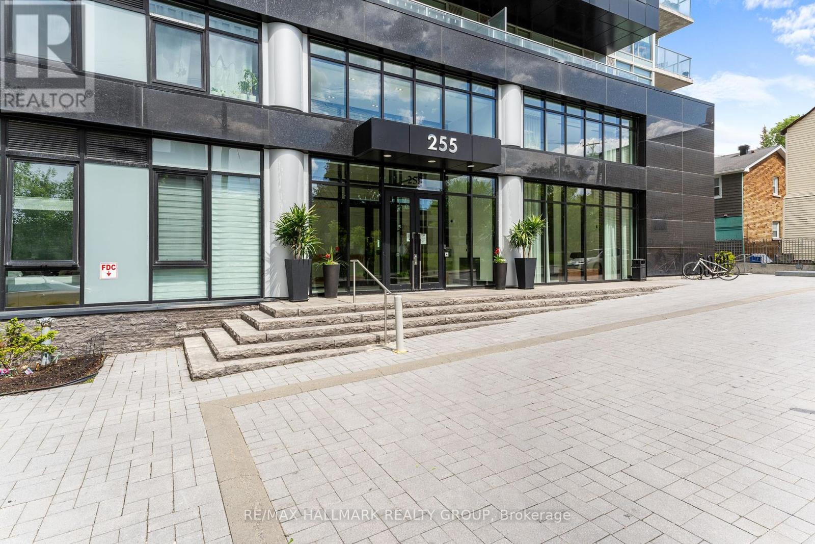 217 - 255 Bay Street, Ottawa, Ontario  K1R 0C5 - Photo 2 - X12178528