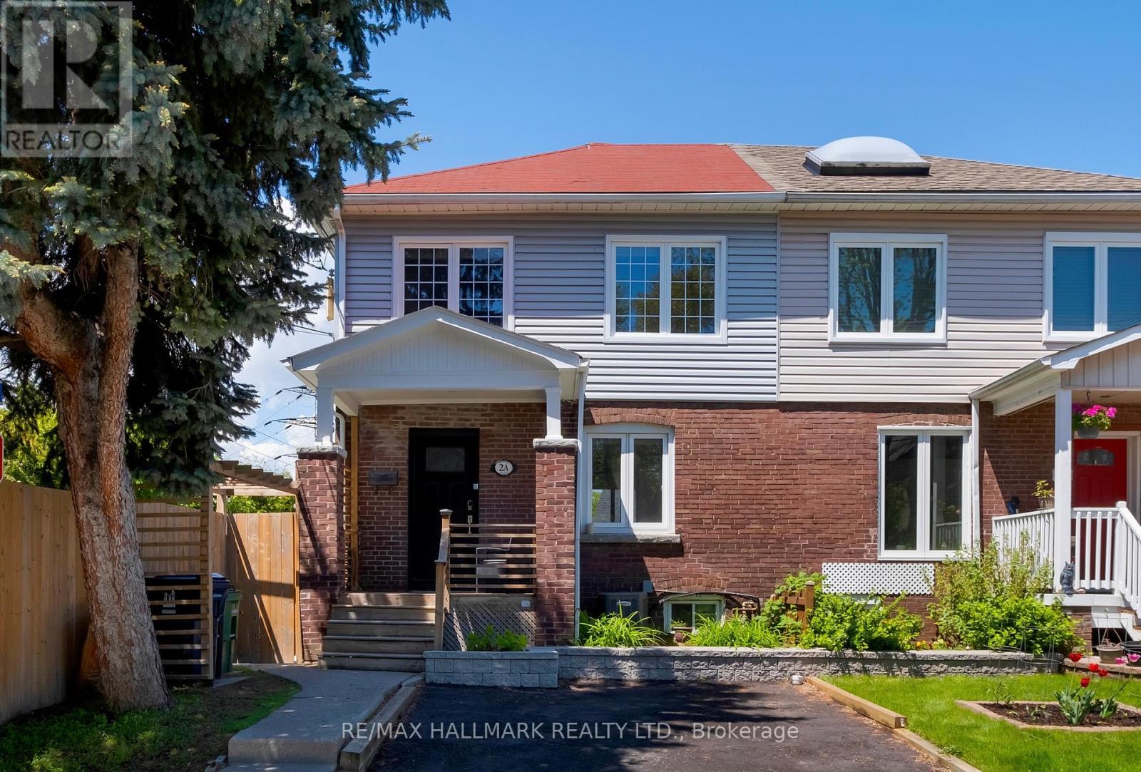 <div class="slider-price">$995,000</div><p>2a Midburn Avenue, Toronto, Ontario</p>
