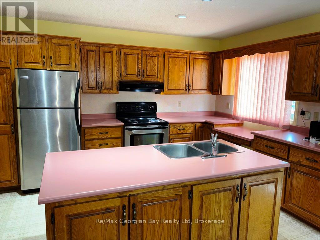 325 Ouida Street, Tay, Ontario  L0K 2C0 - Photo 3 - S12178372