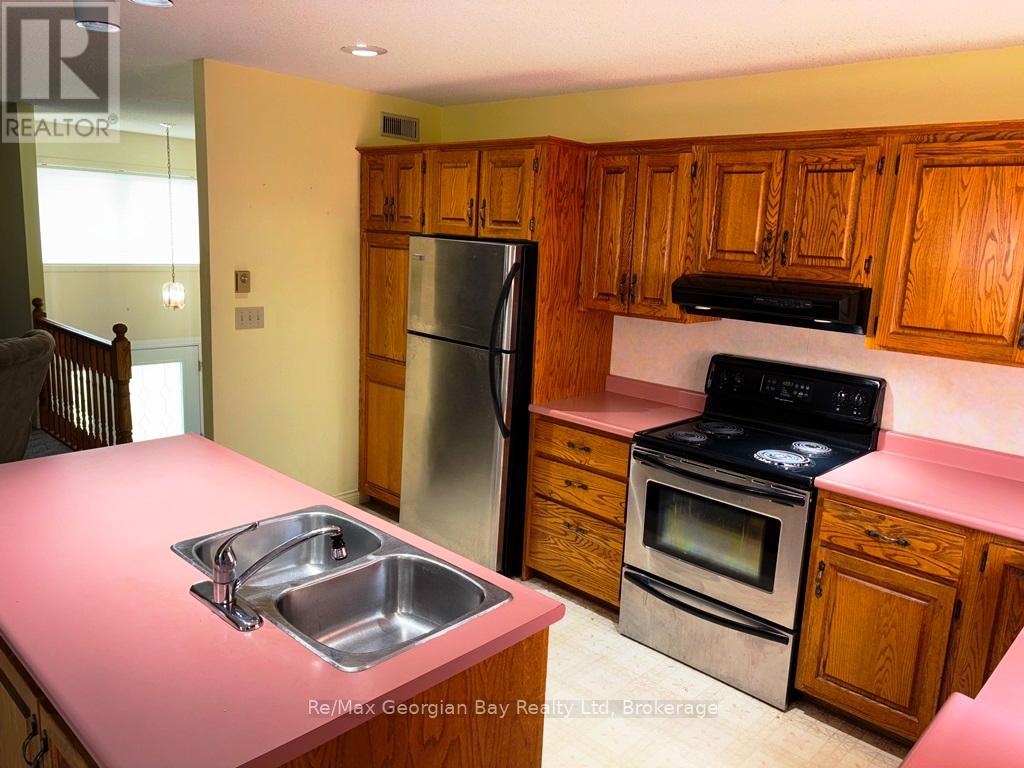 325 Ouida Street, Tay, Ontario  L0K 2C0 - Photo 4 - S12178372