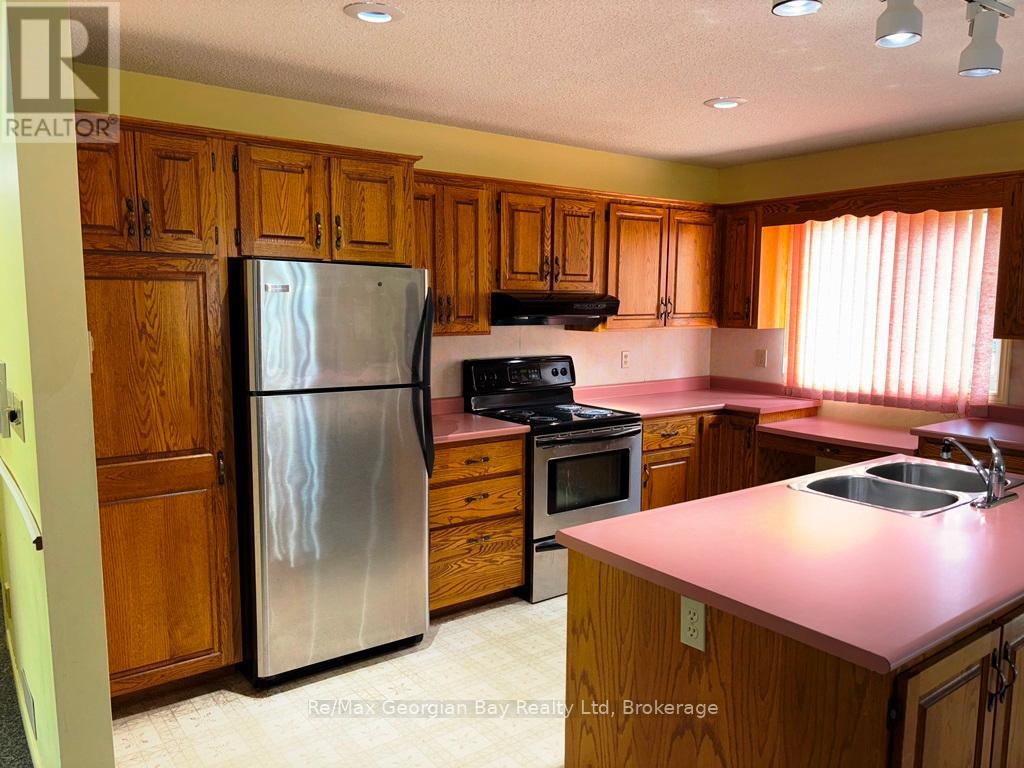325 Ouida Street, Tay, Ontario  L0K 2C0 - Photo 5 - S12178372