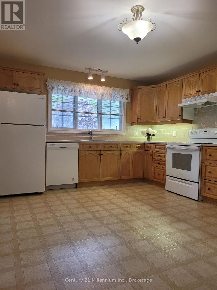 74 Pennsylvania Avenue, Wasaga Beach, Ontario  L9Z 3A8 - Photo 9 - S12178466