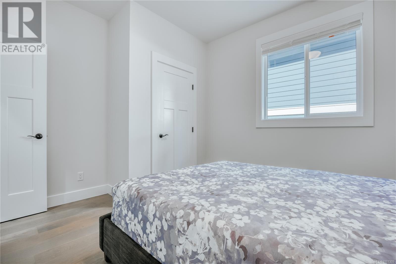 Property at 138 Royal Pacific Way image 3