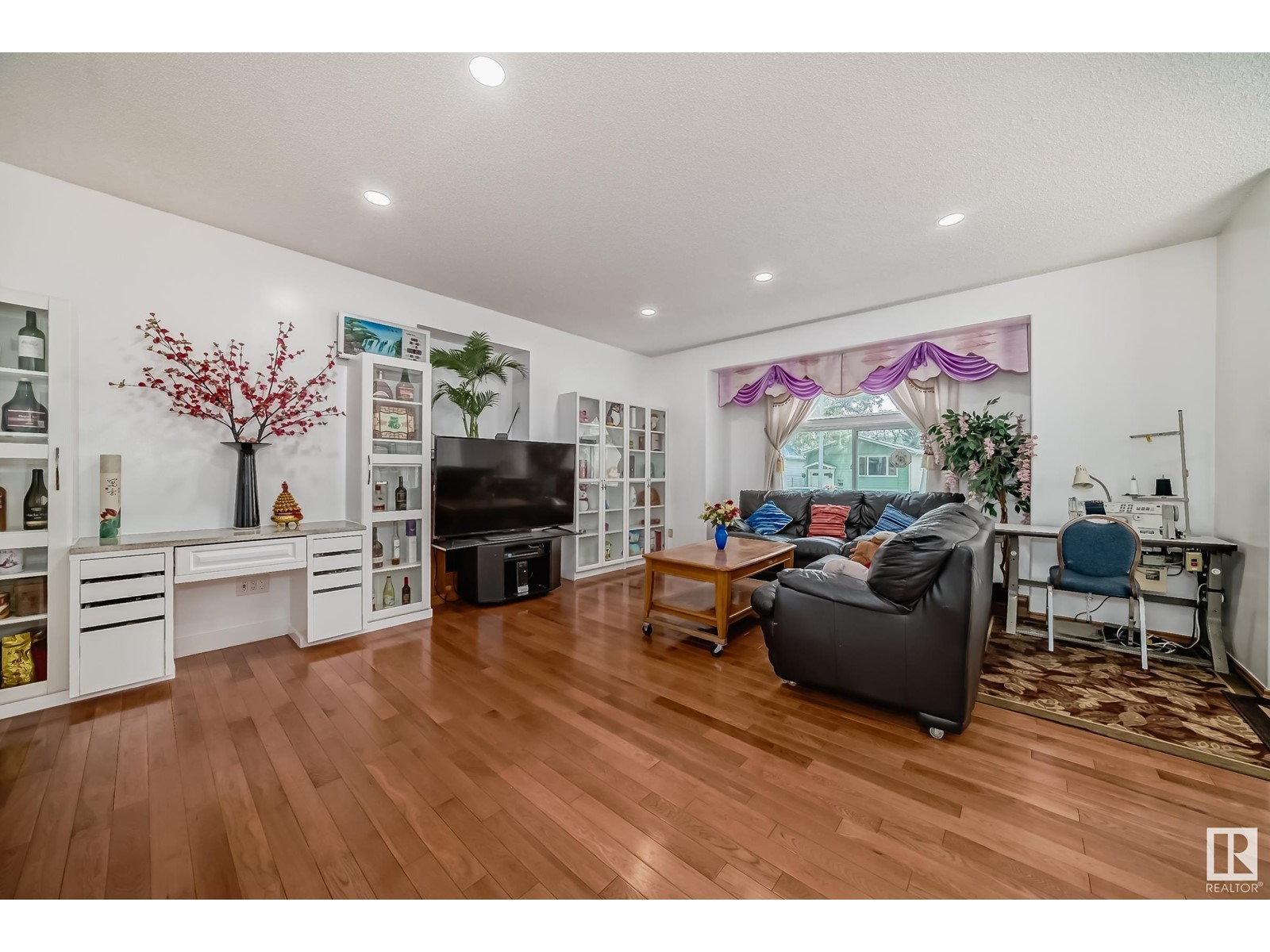 Property at 9646 73 AV NW image 4