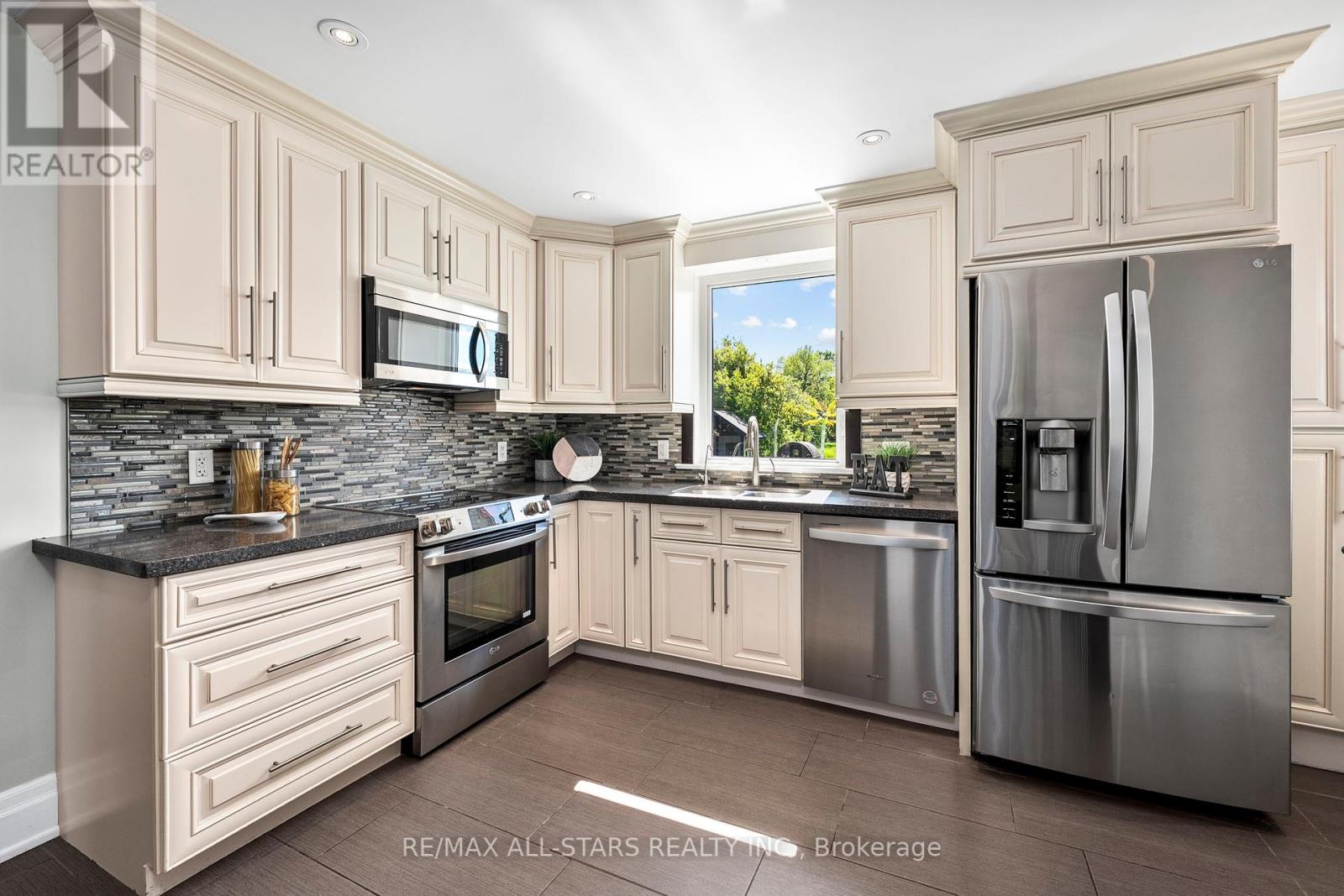 21002 Leslie Street, East Gwillimbury, Ontario  L0G 1R0 - Photo 11 - N12178313