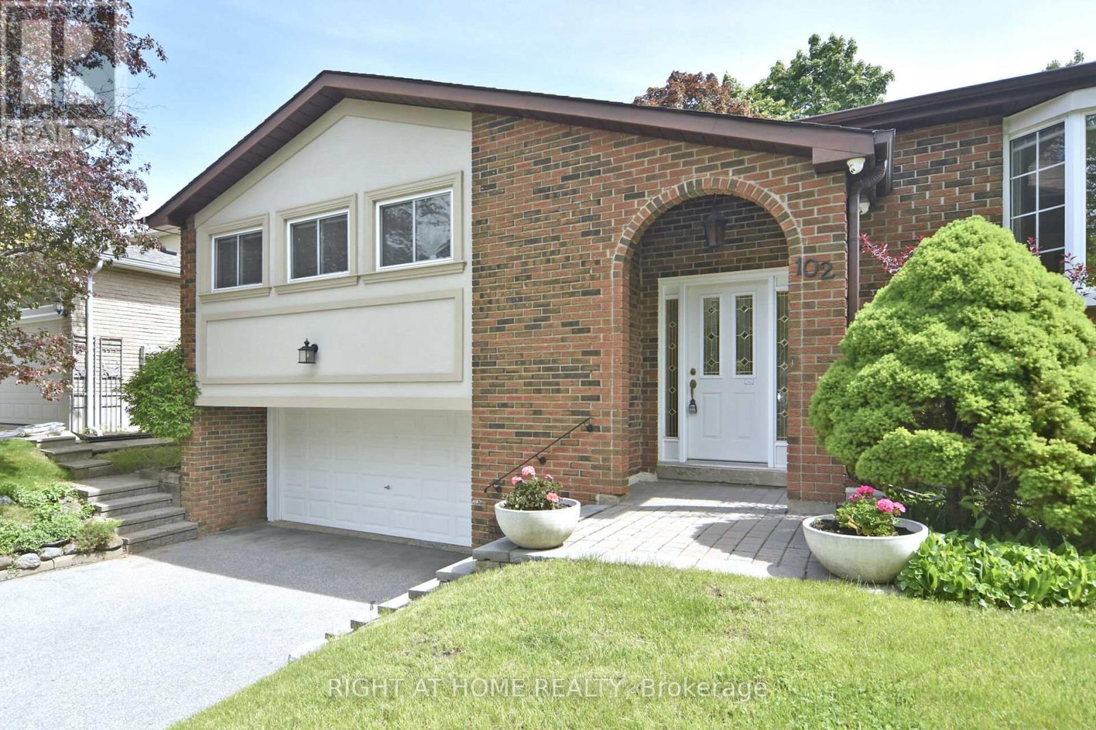 102 Romfield Circuit, Markham, Ontario  L3T 3H6 - Photo 2 - N12178484