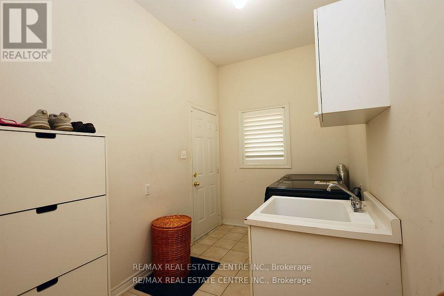 120 Bellchase Trail, Brampton, Ontario  L6P 3L3 - Photo 20 - W12178508