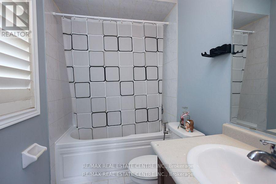 120 Bellchase Trail, Brampton, Ontario  L6P 3L3 - Photo 37 - W12178508