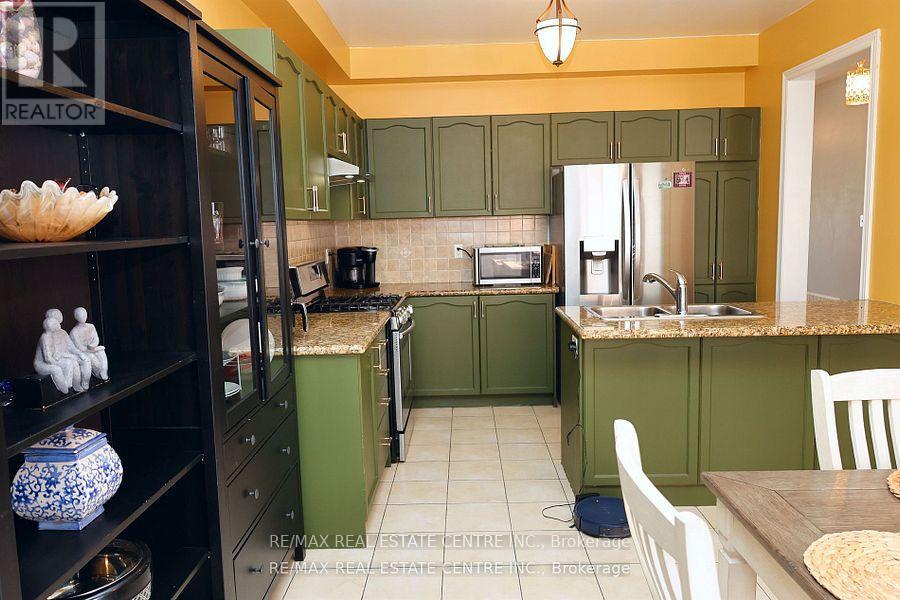120 Bellchase Trail, Brampton, Ontario  L6P 3L3 - Photo 7 - W12178508
