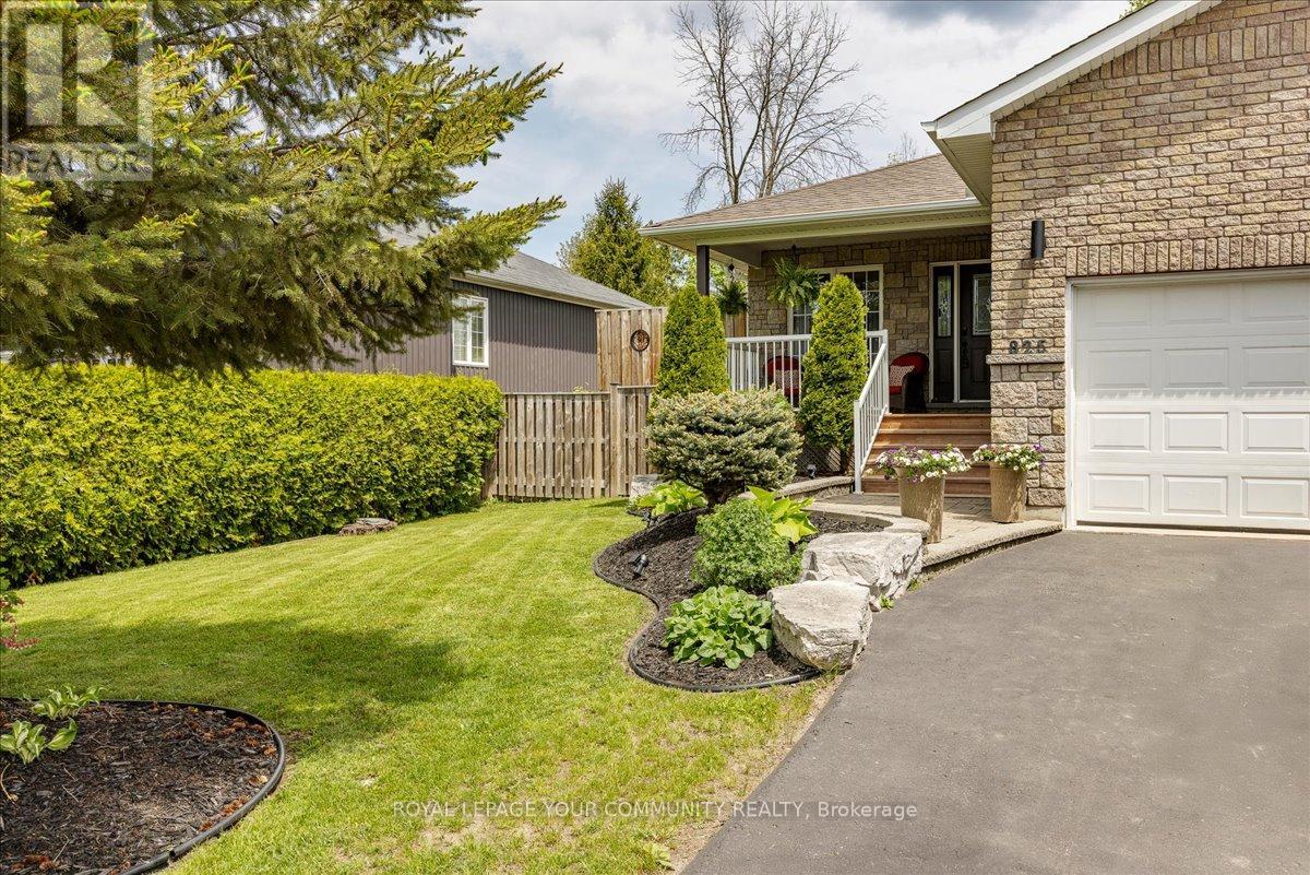 825 Elmwood Road, Georgina, Ontario  L4P 3E9 - Photo 2 - N12166429