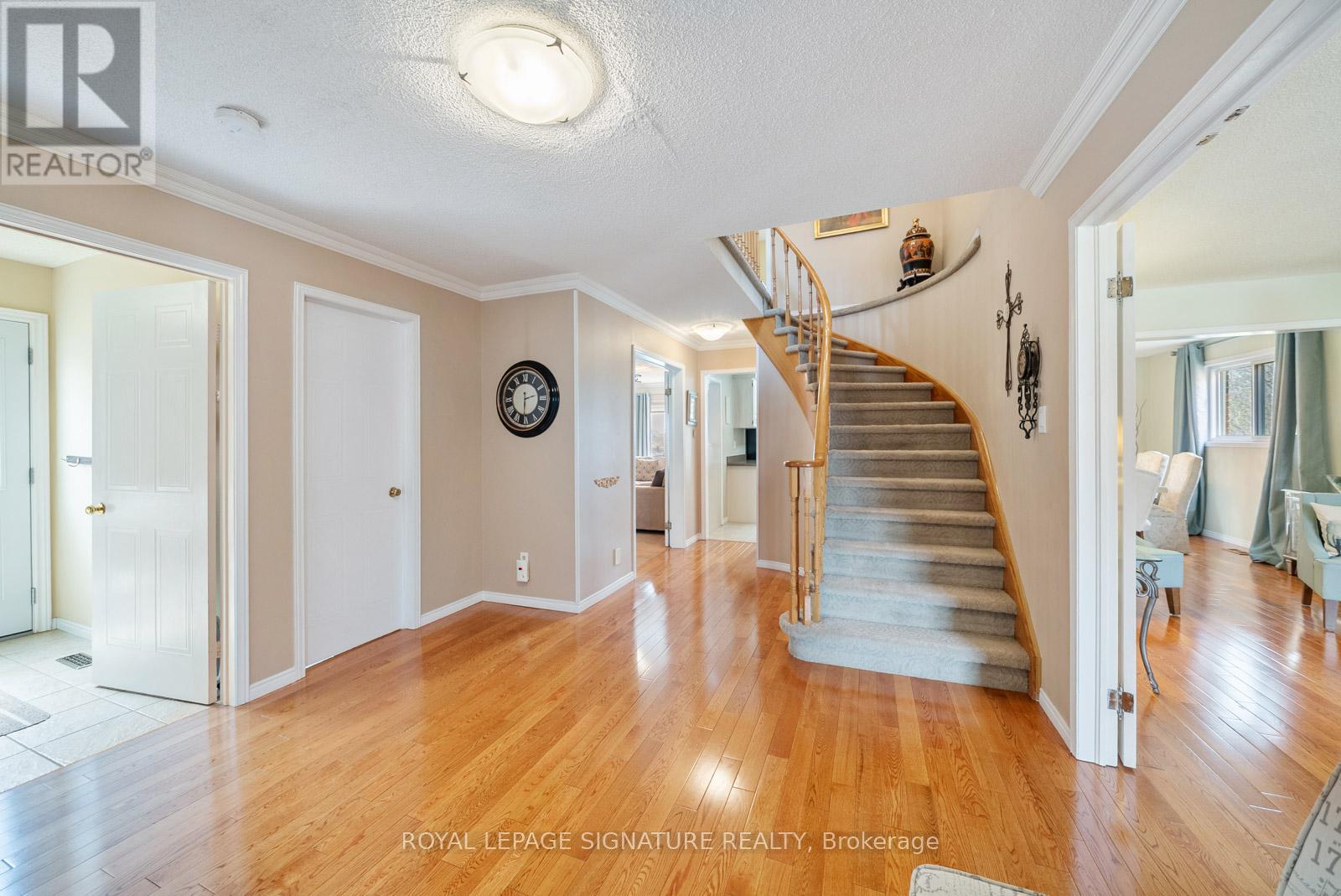 1378 Sweetbirch Court, Mississauga, Ontario  L5C 3R3 - Photo 5 - W12109697