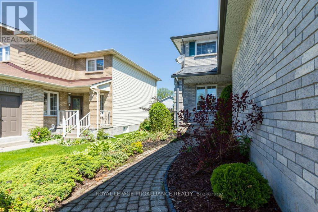 14 Sherwood Crescent, Belleville, Ontario K8P 5G1 - Photo 4 - X12178704